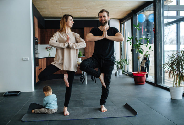 Famiglia che sta facendo ginnastica in casa