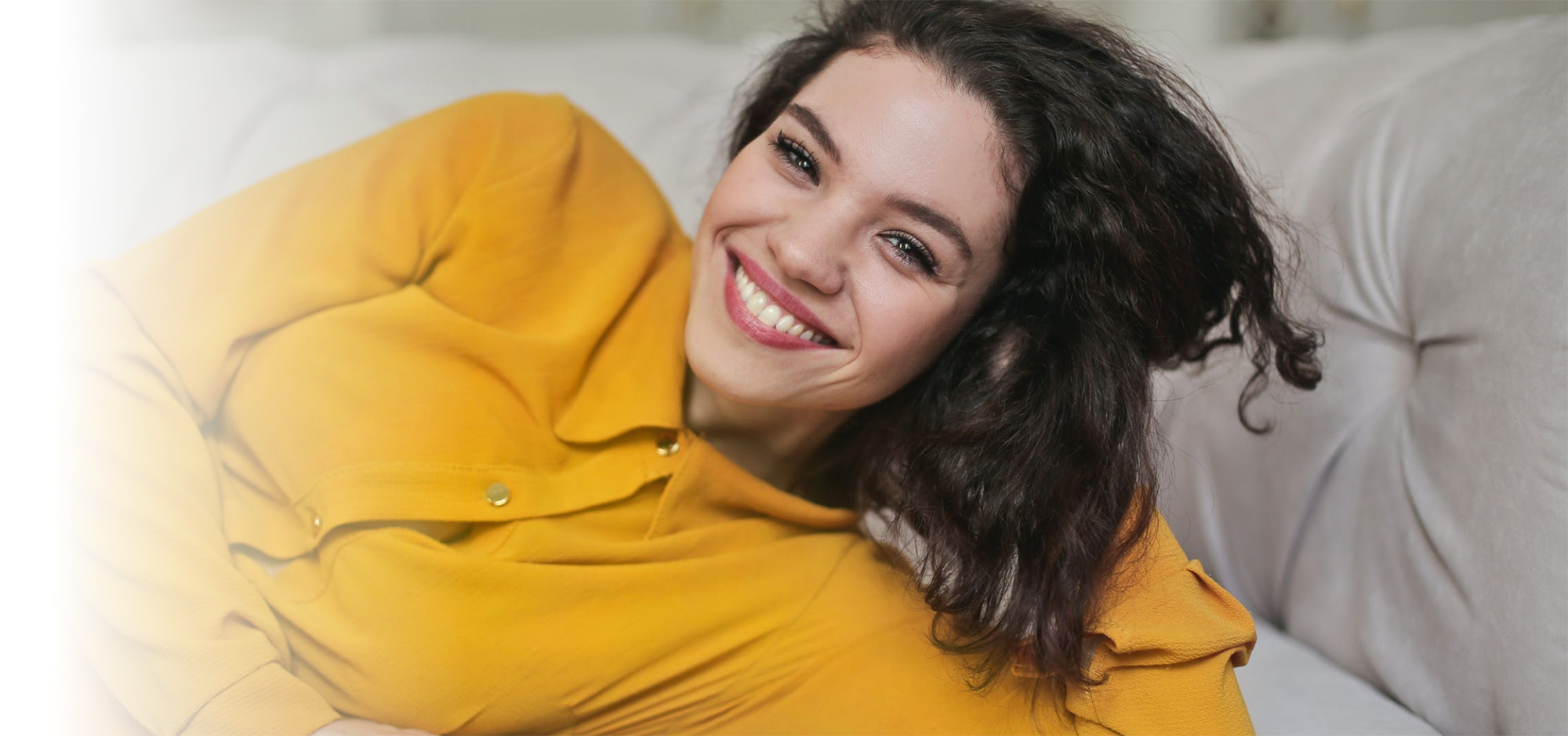 Modella Naturamix su divano